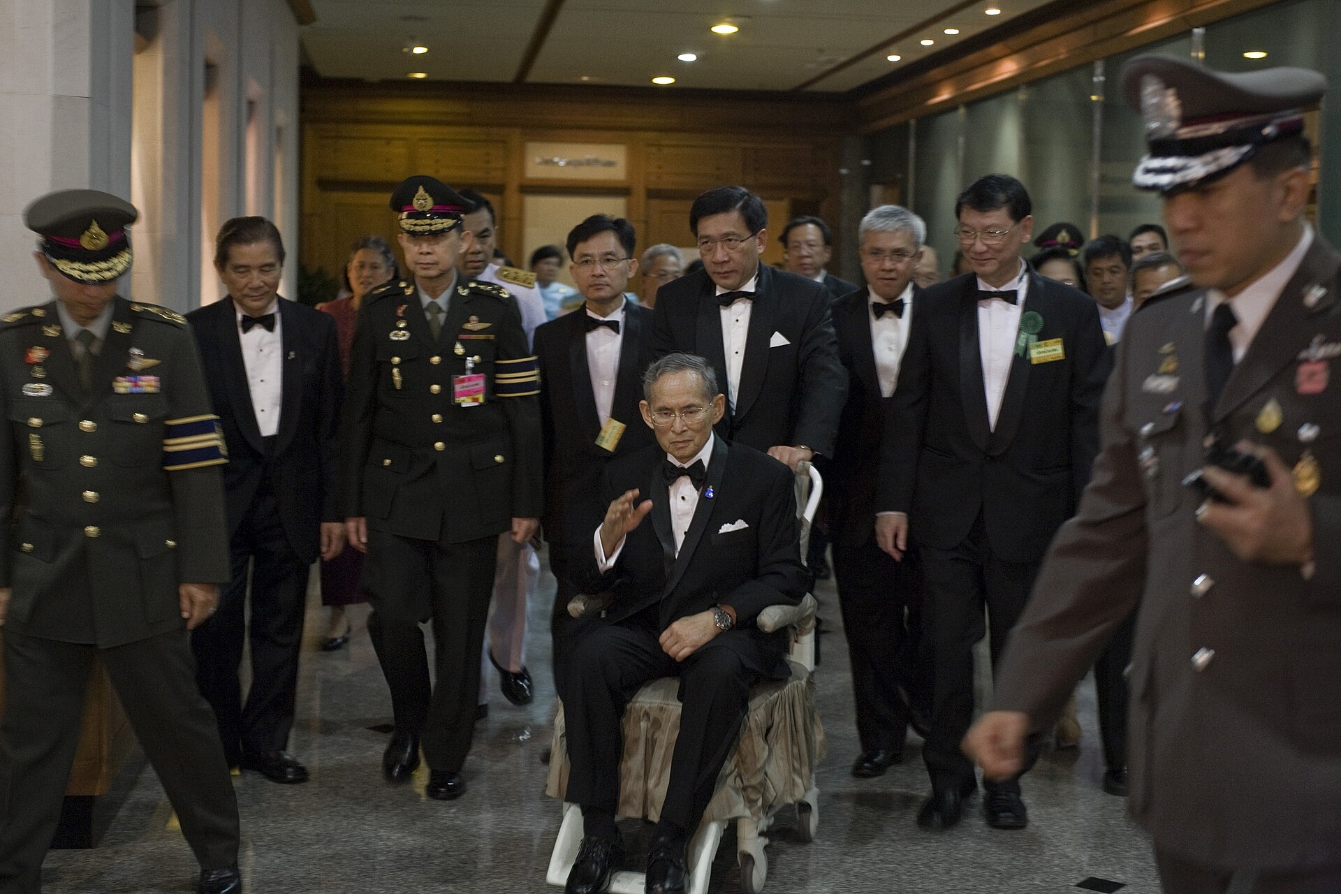 Imagem de referência de Bhumibol Adulyadej, descrito nos dados abertos como ex-rei da Tailândia (1946-2016)