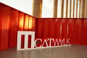 Exposição permite ver de perto as peças desfiladas no Metrópoles Catwalk