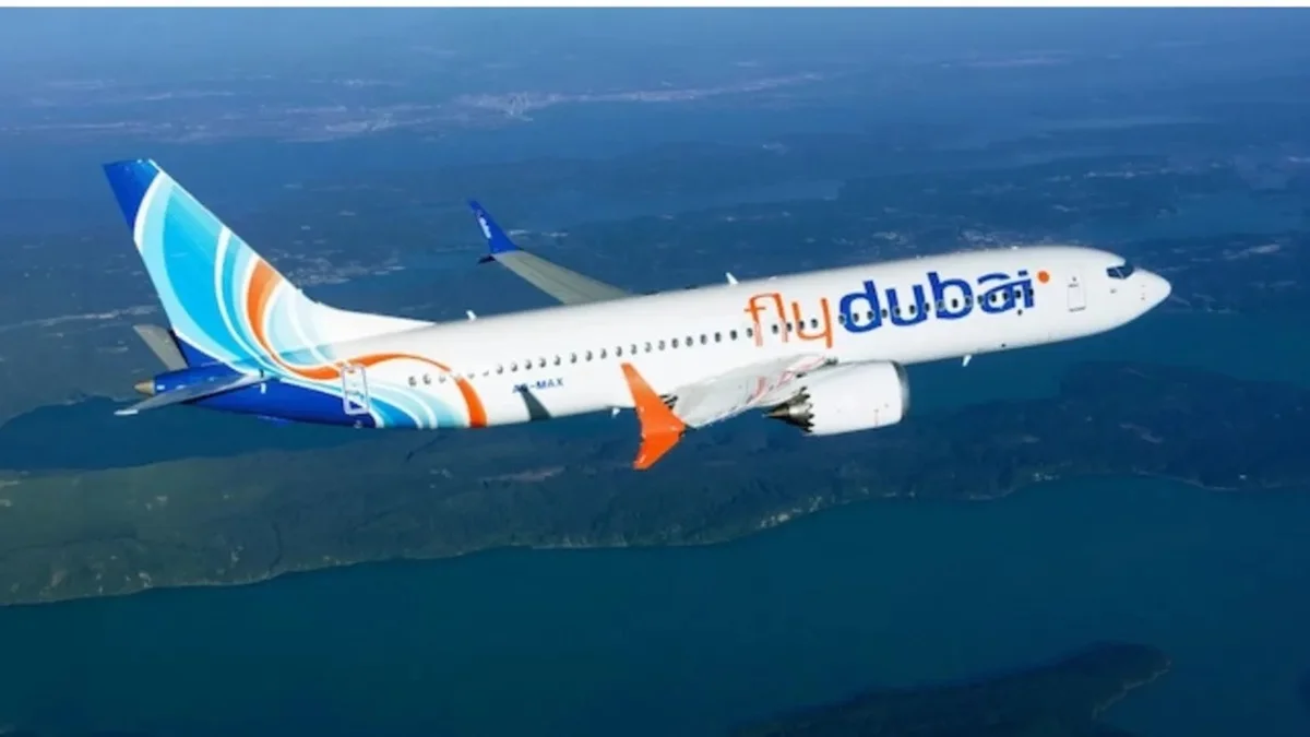 imagem colorida avião flydubai