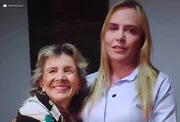 Após suspender agendas, Celina posta foto com a mãe: "Minha prioridade"