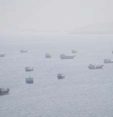 FOTO DE ARQUIVO: Embarcações próximas ao Estreito de Ormuz, vistas de Musandam, Omã, em 2 de setembro de 2026. Foto: REUTERS - Stringer / RFI