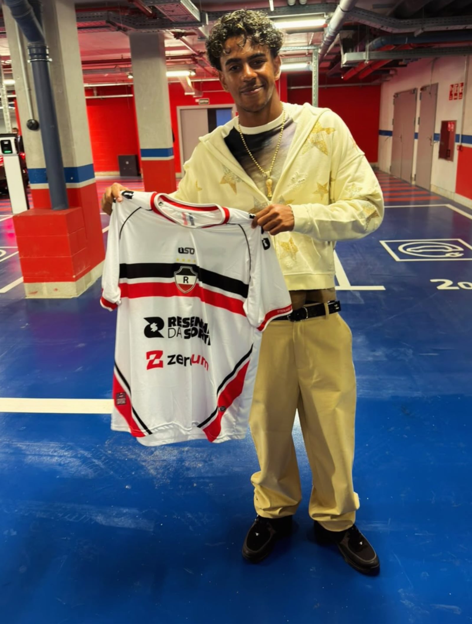 Lamine Yamal, craque do Barcelona, posa com a camisa do River-PI Reprodução X