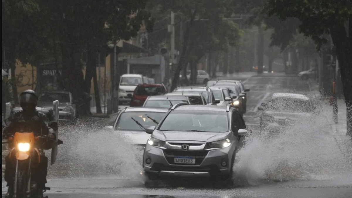 Rio tem alerta severo para rajadas de vento, pancadas de chuva e raios