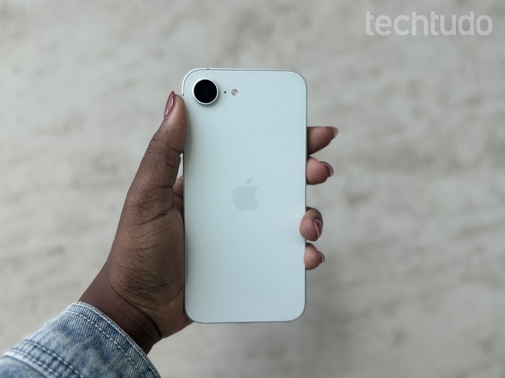 iPhone 16e é um celular que foi criticado, mas hoje pode ser considerado uma boa opção — Foto: Amanda Zola/TechTudo