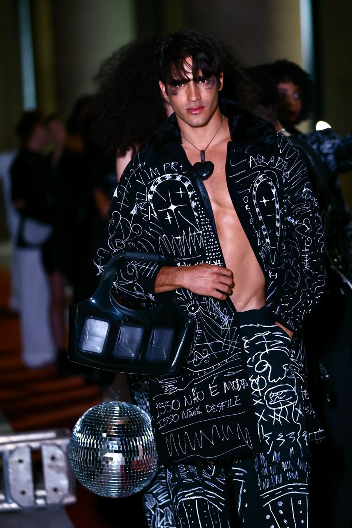 Exposição permite ver de perto as peças desfiladas no Metrópoles Catwalk