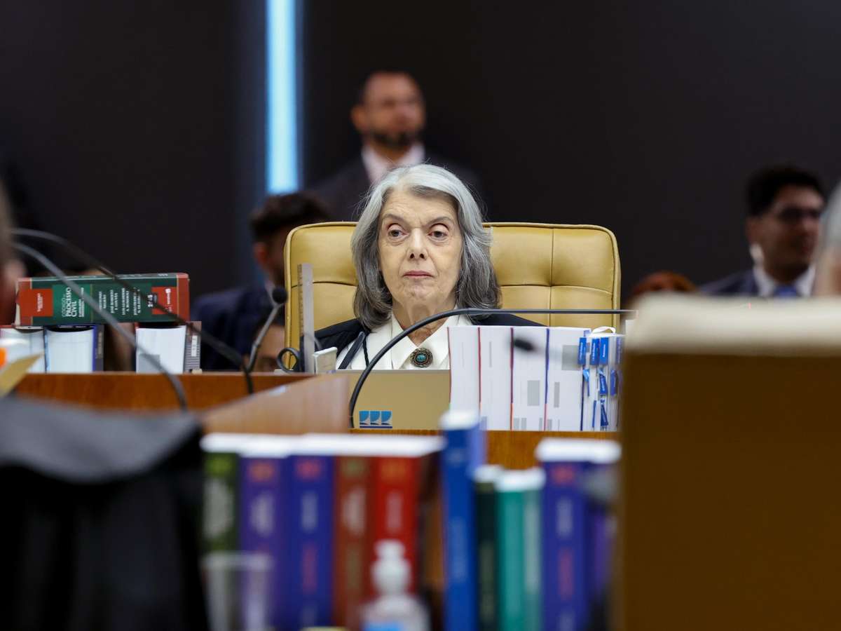 Após 5h em silêncio, Carmen Lúcia diz que está envergonhada com a crise no STF
