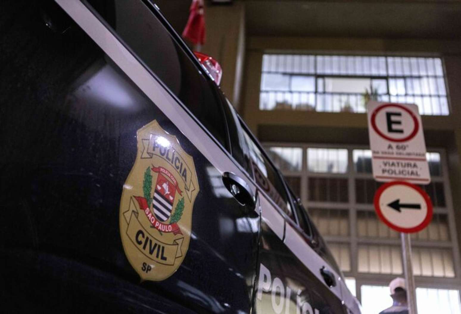 Bras&atilde;o da Pol&iacute;cia Civil do Estado de S&atilde;o Paulo na porta de viatura da institui&ccedil;&atilde;o. Filho de policial morreu baleado durante tentativa de roubo na Zona Norte da capital neste domingo, 16.