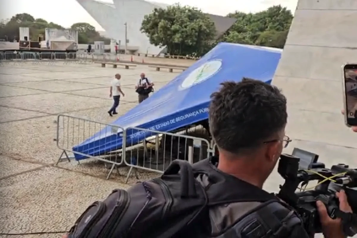 Vento derruba tenda que abrigava jornalistas no STF