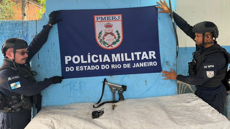 PM prende suspeito e apreende submetralhadora durante ação no Inferninho, em Nova Iguaçu