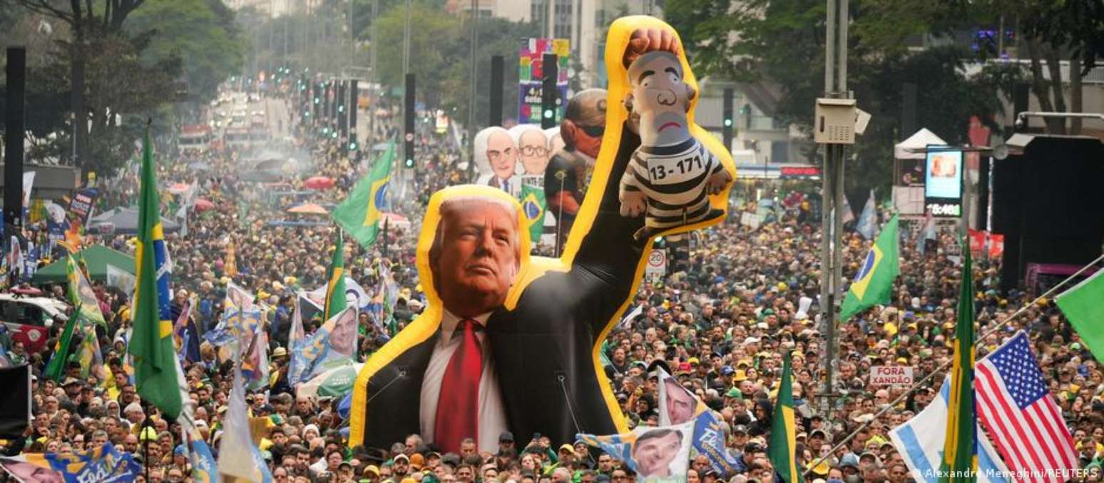 Parte da base bolsonarista chega a pedir intervenções de Trump no Brasil, a despeito de riscos à democracia apontados por especialistas