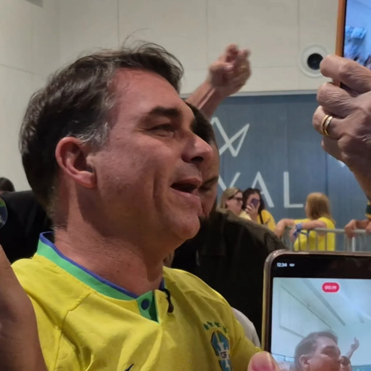 Flávio Bolsonaro chega a Natal em nova rodada de campanha pelo Nordeste