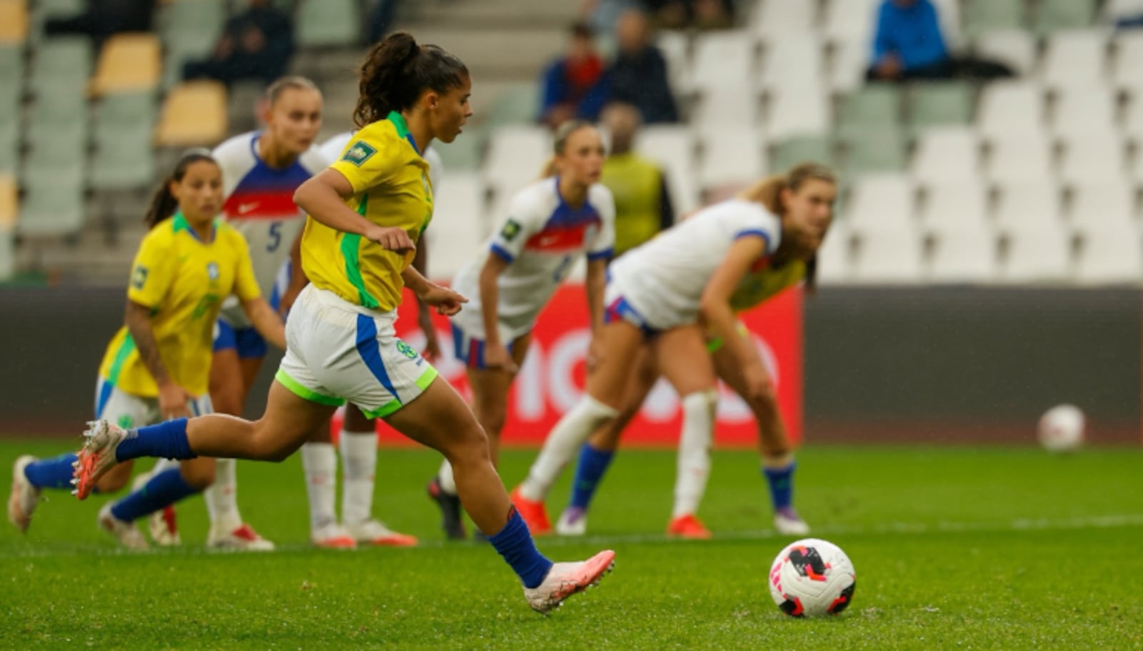 Brasil fez rodízio entre as batedoras e surpreendeu a goleira inglesa Luciana Vermell/CBF