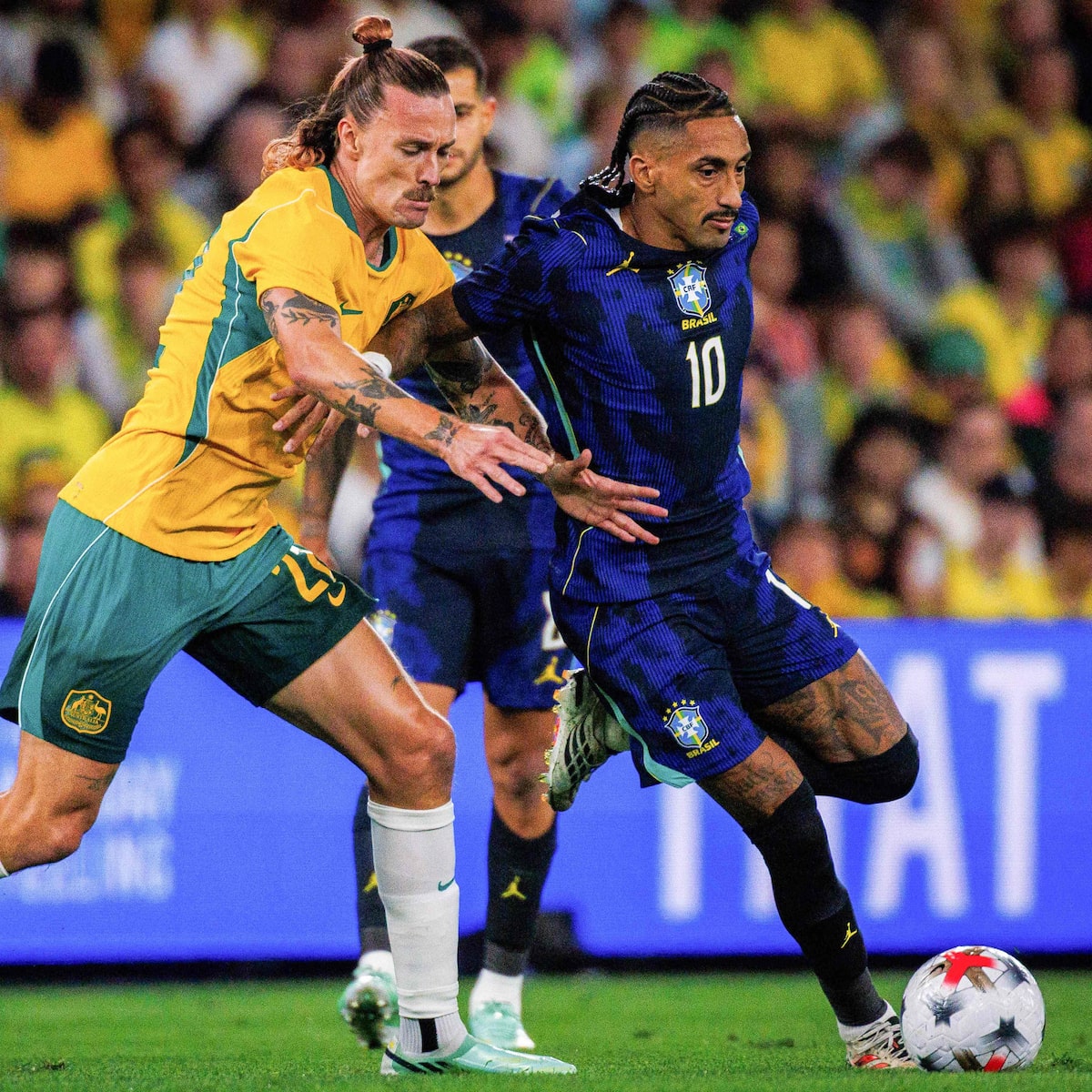 Brasil evolui com novo esquema de Ancelotti e vence Austrália de virada em jogo de seis gols