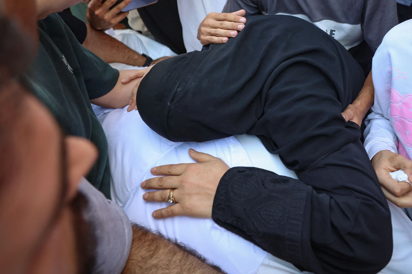 Crianças palestinas retornam às escolas em Gaza devastada pela guerra