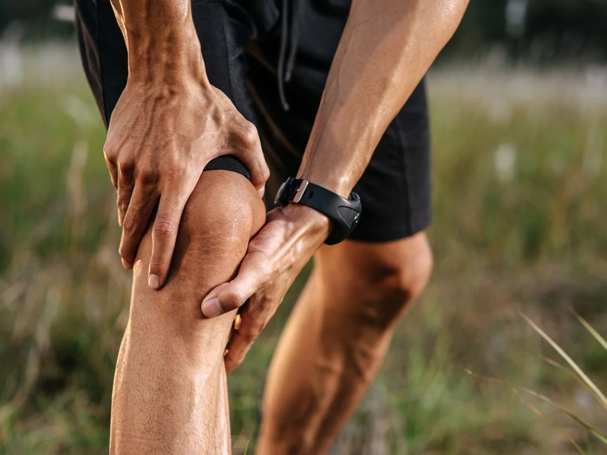 Fisioterapeuta cita 3 exercícios para ajudar a aliviar a dor no joelho