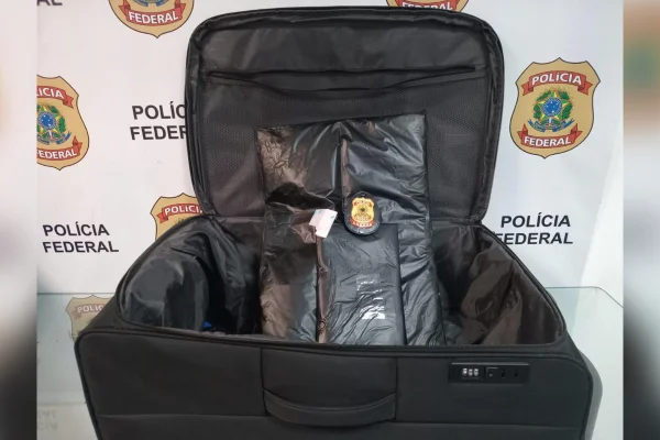 Passageiro é preso com mala recheada de cocaína antes de voo para Paris .