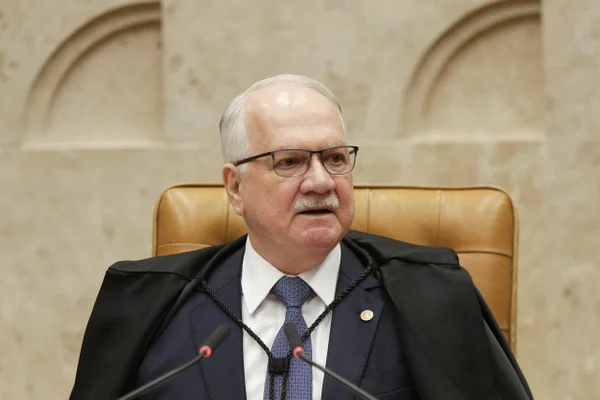 Fachin dá tiro no pé e caso Moraes pode ficar para "Dia de São Nunca"