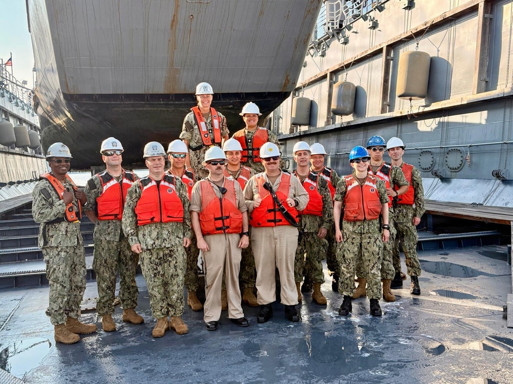 Imagem relacionada à notícia: Manutenção Regional do Atlântico Intermediário Flotante Hosts de Seco-Dock Levante Pesado e Exercício de Mesa de Salvamento