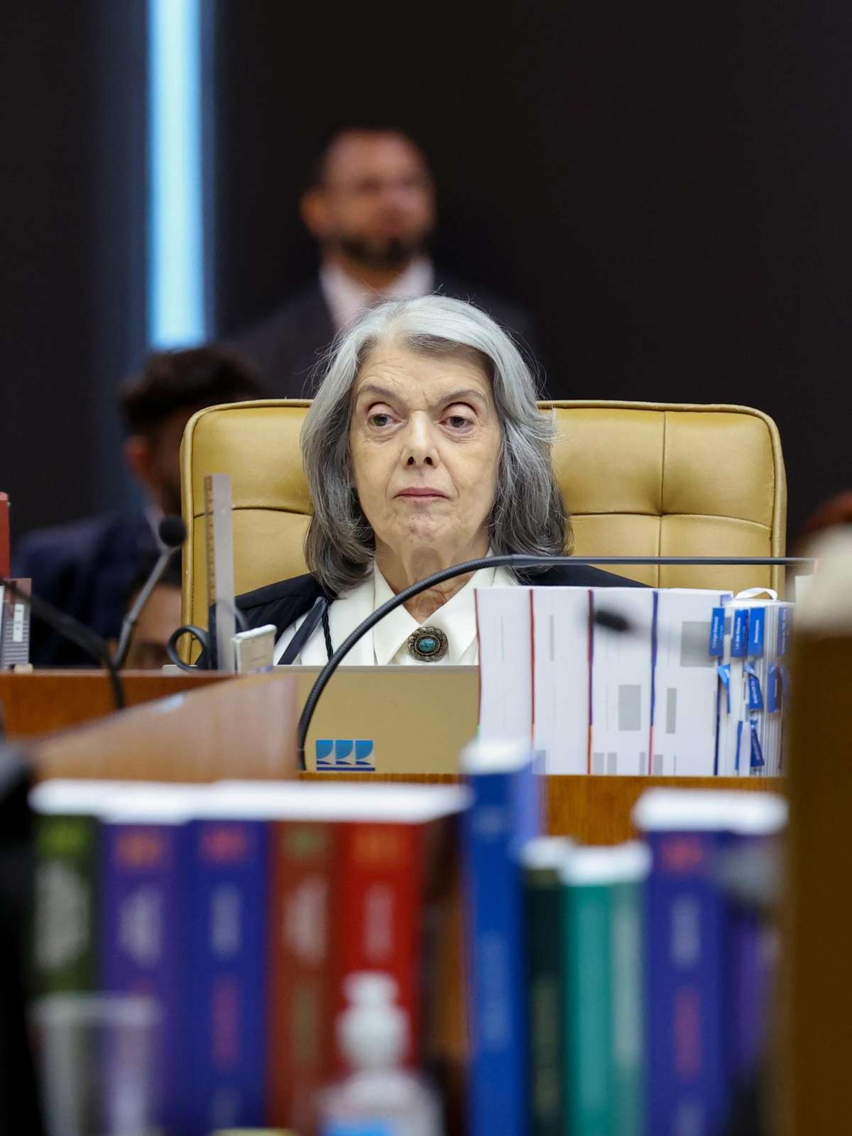Após 5h em silêncio, Carmen Lúcia diz que está envergonhada com a crise no STF
