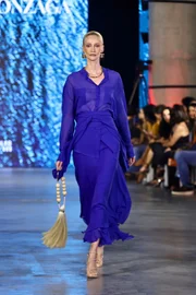 Exposição permite ver de perto as peças desfiladas no Metrópoles Catwalk