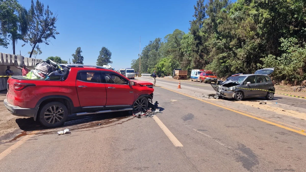 Acidente envolvendo carro e caminhonete deixou uma mulher morta na BR-040, em Congonhas