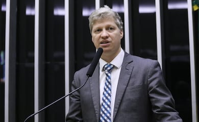 Real Time: Van Hattem lidera disputa pelo Senado no RS com 23%; disputa pelo 2º é acirrada