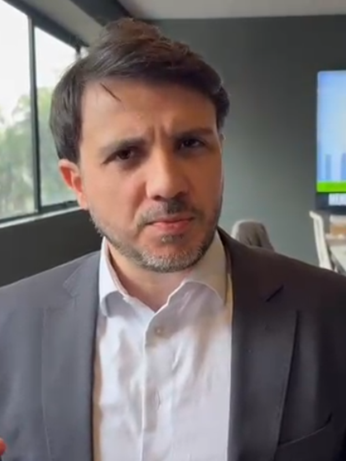 Renan Santos aciona TSE por suposta interferência estrangeira em favor de Flávio