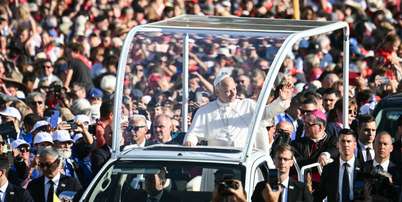 O papa Leão XIV cumprimenta fiéis ao chegar para celebrar uma missa na esplanada do Santuário de Nossa Senhora de Lourdes, no sudoeste da França, neste domingo (27). Foto: RFI