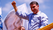 Fl&aacute;vio Bolsonaro acusa Dino de &lsquo;interfer&ecirc;ncia pol&iacute;tica&rsquo; em nova opera&ccedil;&atilde;o da PF sobre 'Dark Horse'