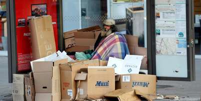 Imagem de ilustra&ccedil;&atilde;o. Pessoa em situa&ccedil;&atilde;o de rua em Paris. Uni&atilde;o Europeia tem mais de 150 mil idosos sem-teto. Foto: REUTERS/Charles Platiau / RFI