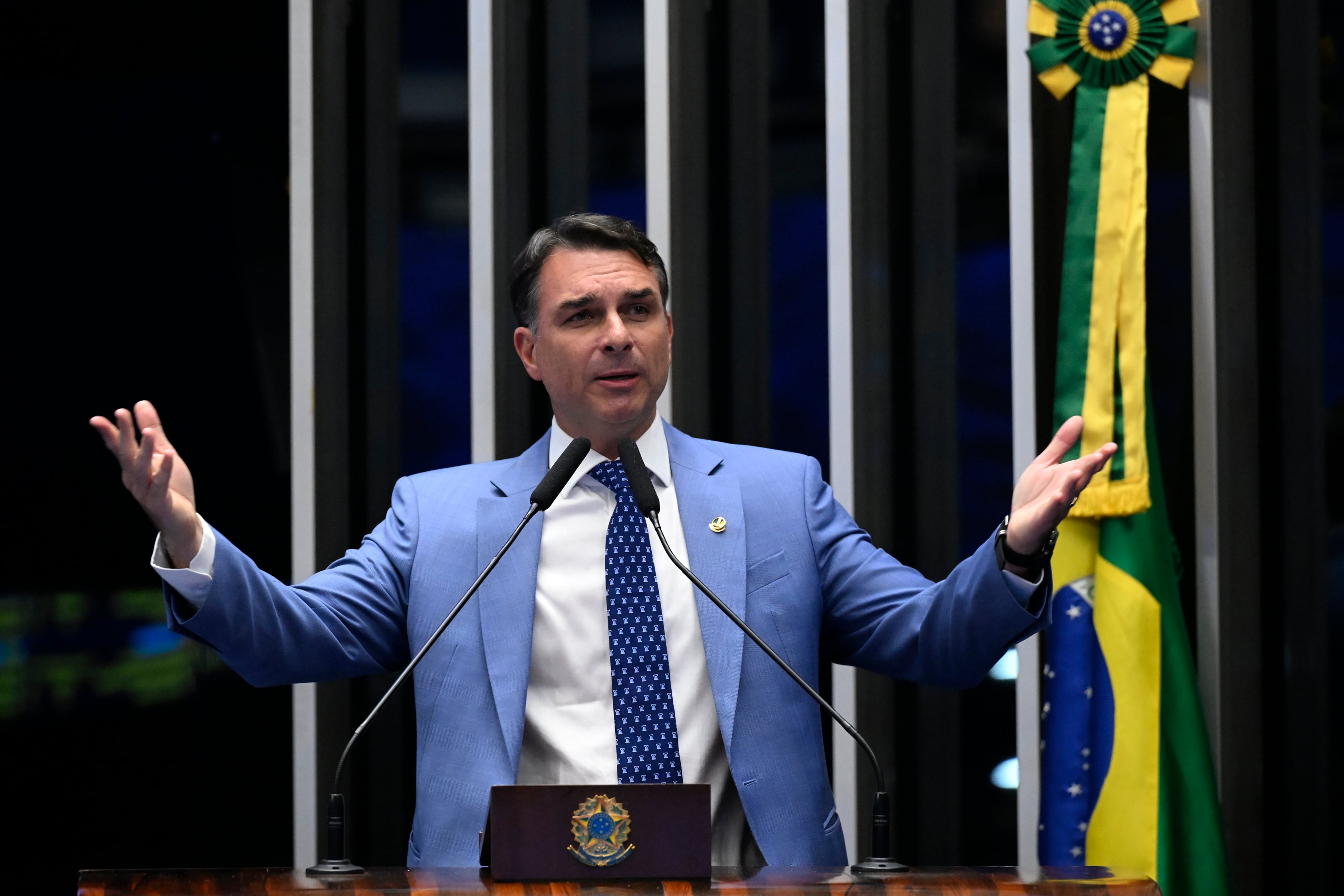 Flávio Bolsonaro rebate viagem em jato de Vorcaro e diz que aeronave era de Willer Tomaz