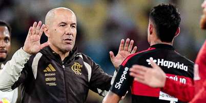 T&eacute;cnico Leo Jardim comemora com De la Cruz ap&oacute;s vit&oacute;ria sobre o Bragantino &ndash; Foto: GILVAN DE SOUZA/FLAMENGO / Jogada10