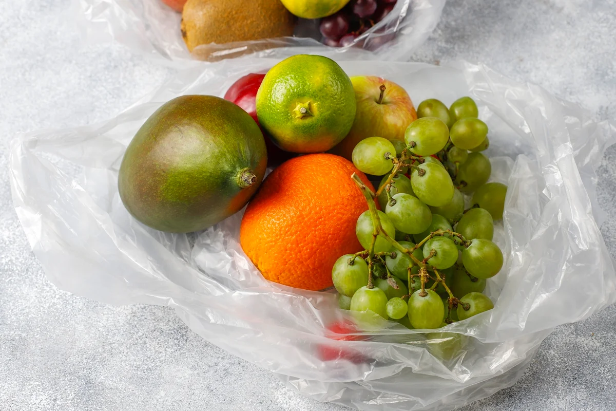 Frutas e frutas vermelhas orgânicas frescas variadas em embalagem de plástico. Metrópoles