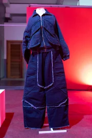 Exposição permite ver de perto as peças desfiladas no Metrópoles Catwalk