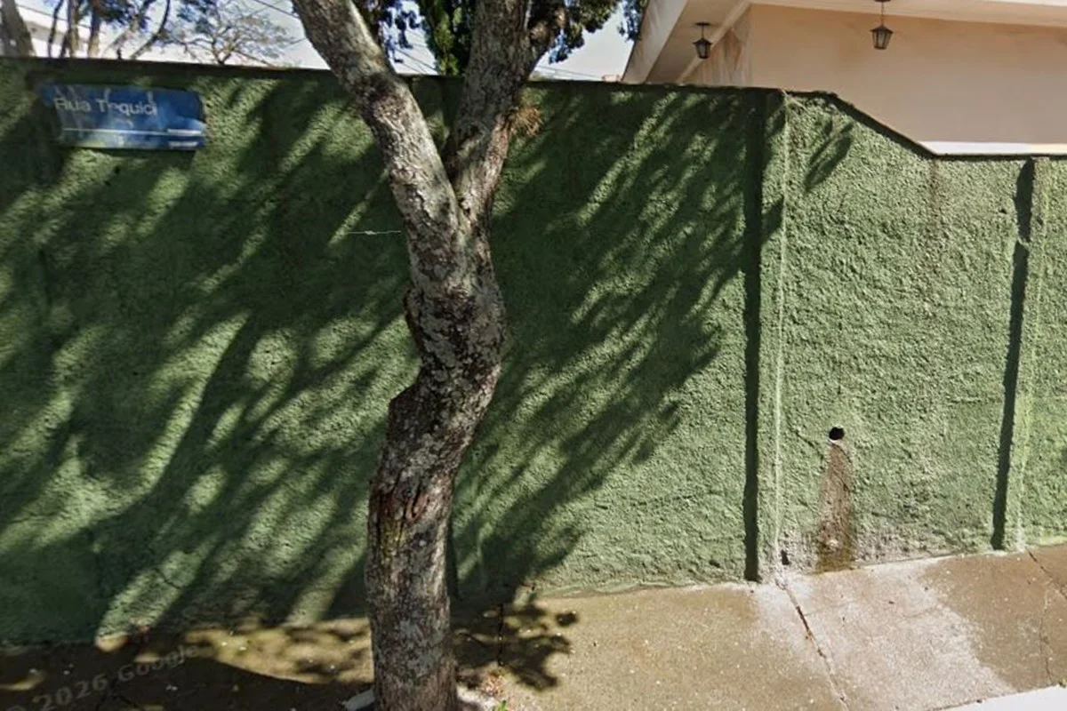 Prédio desaba sobre casa e deixa 8 pessoas sob escombros em São Paulo