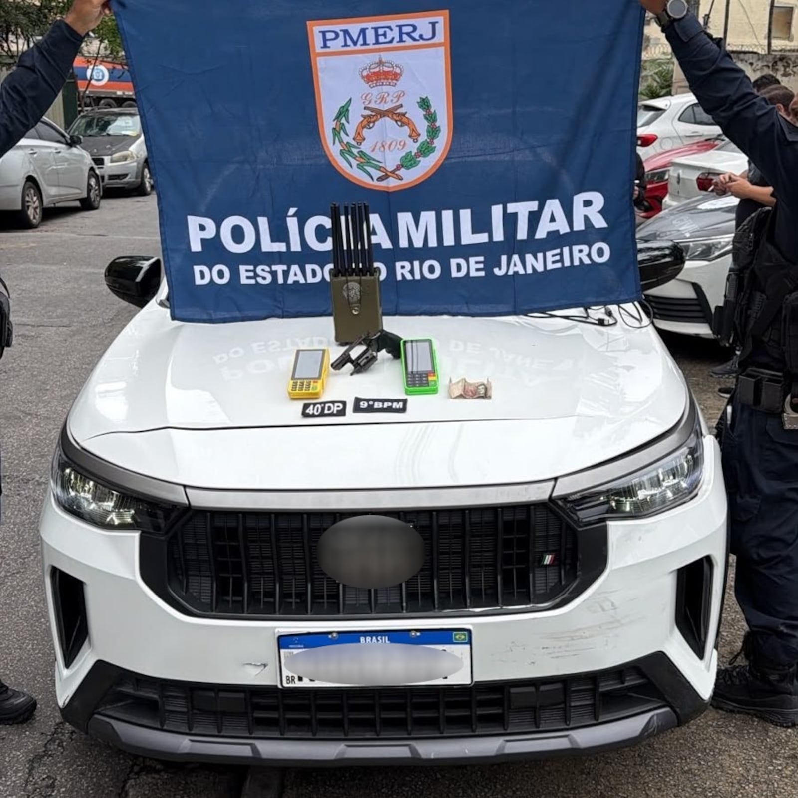 Agentes apreenderam arma, bloqueador de sinal e máquinas de cartão Reprodução/Polícia Militar