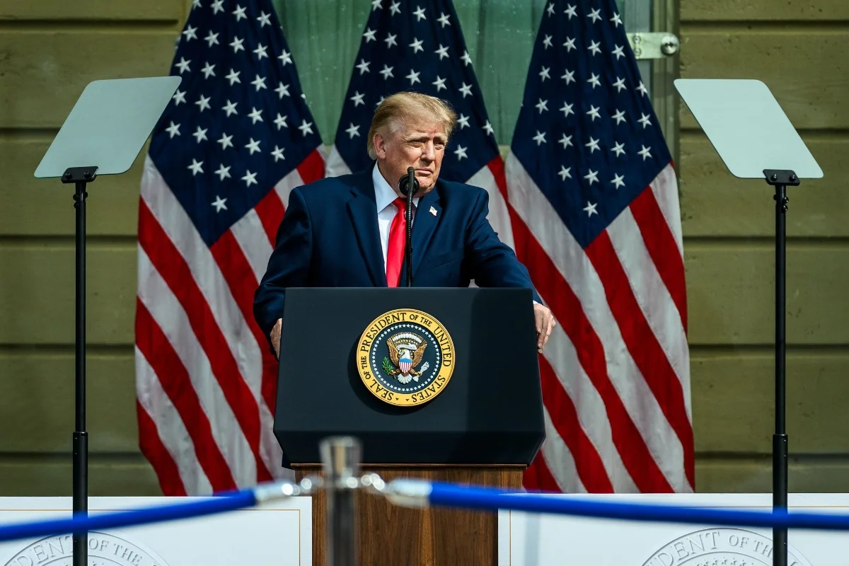 Casa Branca cumpre ameaça de Trump, barra jornalistas e confisca crachás