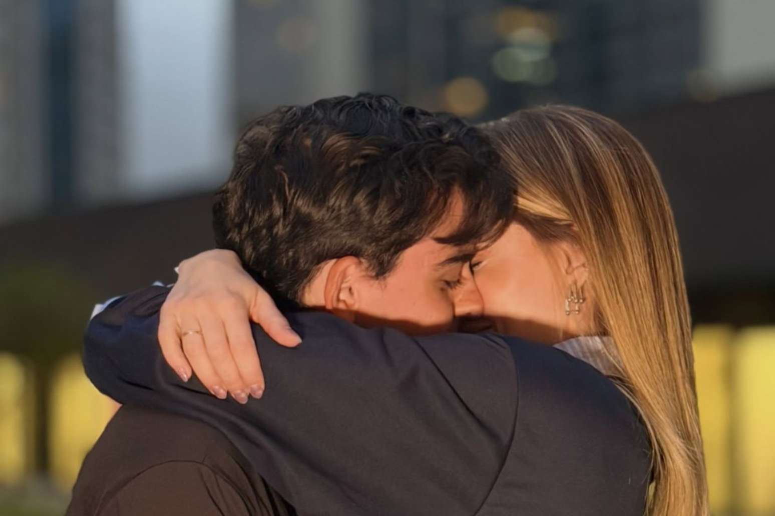 Dudu Camargo e Saory Cardoso posam juntos para ensaio
