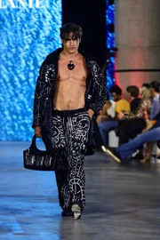 Exposição permite ver de perto as peças desfiladas no Metrópoles Catwalk