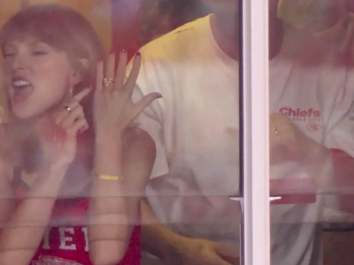 Kelce faz touchdown e Taylor Swift aponta para aliança: "Este é meu marido"