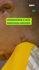 Ronald Koeman Jr., goleiro do Telstar, chora em campo com homenagem à mãe na Holanda