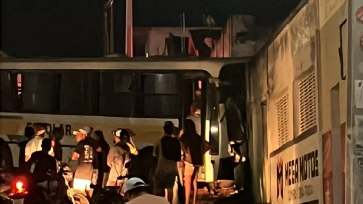 Motorista morre e estudantes ficam feridos após acidente com ônibus escolar