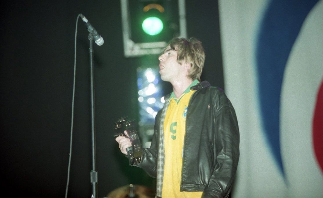 Liam Gallagher durante show do Oasis em março de 1998, em São Paulo — Foto: Sergio Andrade / Agência O Globo
