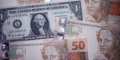 Nesta ilustração, tirada em 18 de dezembro de 2024, são mostradas notas do real brasileiro e do dólar americano. REUTERS/Amanda Perobelli/Ilustração Foto: Reuters