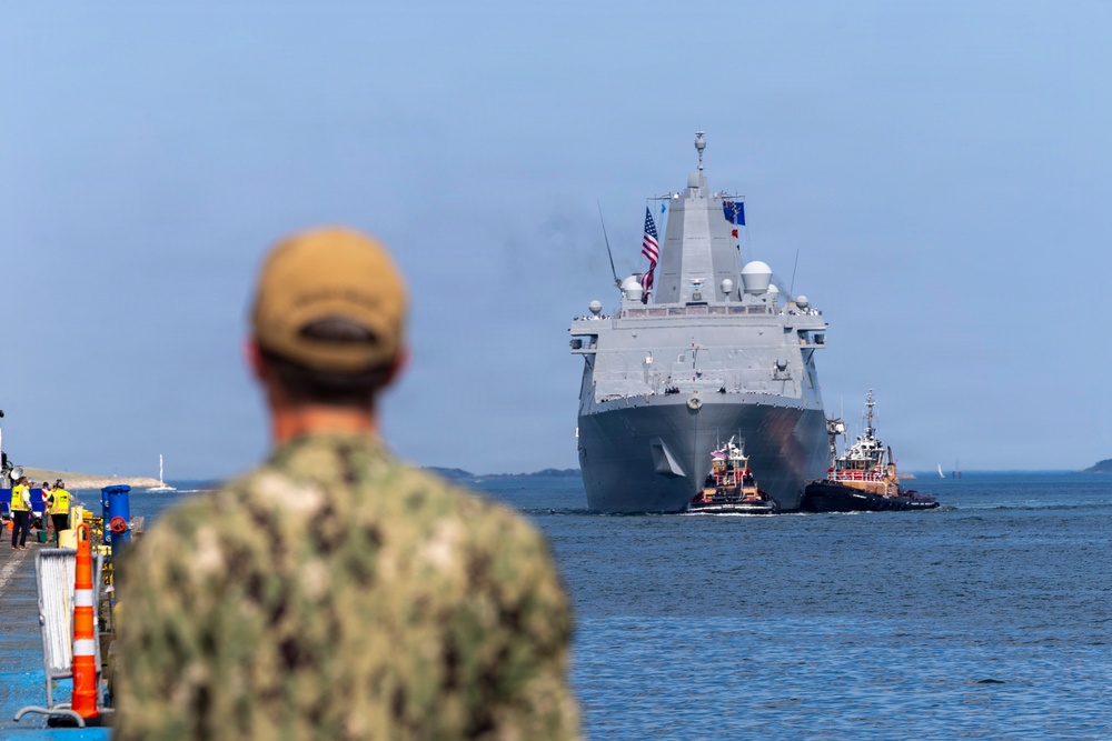 Imagem relacionada à notícia: USS Arlington chega a Boston para Sail Boston 2026