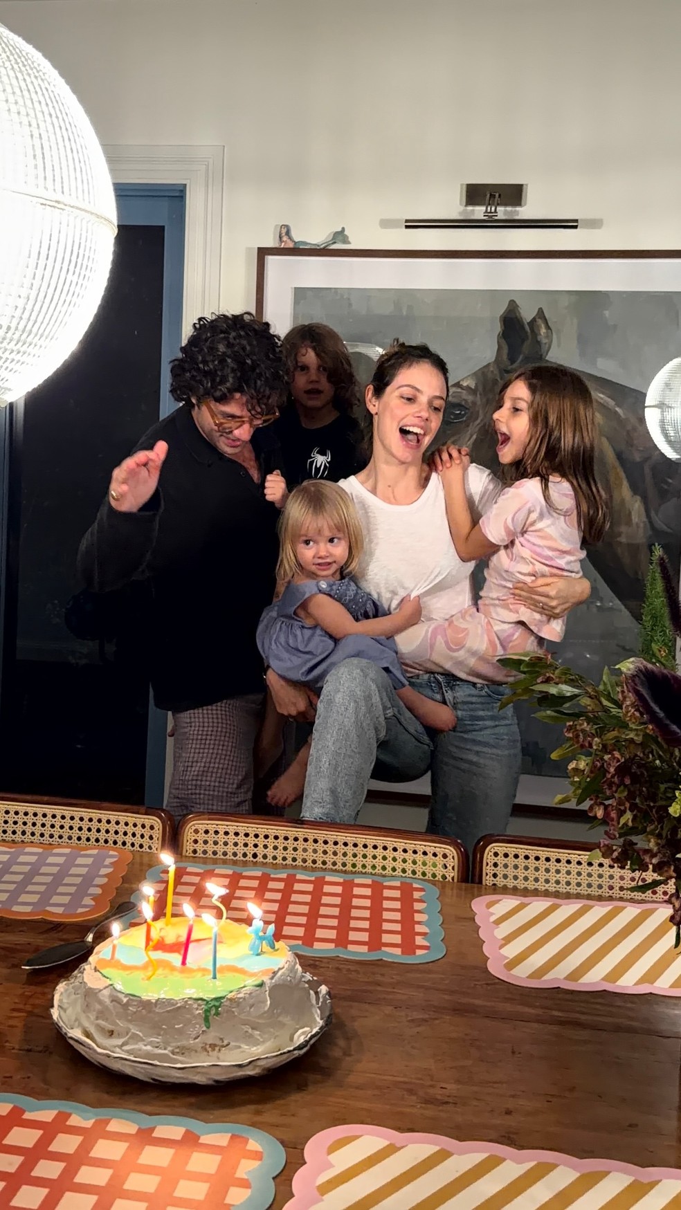 Laura Neiva faz 33 anos e ganha festinha com Chay e os 3 filhos; vídeo