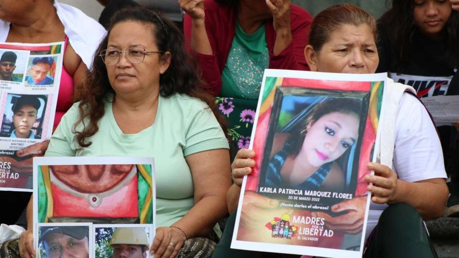 Todos os meses, o grupo M&atilde;es pela Liberdade se re&uacute;ne nas grades da catedral metropolitana de San Salvador para exigir informa&ccedil;&otilde;es sobre seus familiares detidos, julgamentos individuais e visitas &agrave;s pris&otilde;es