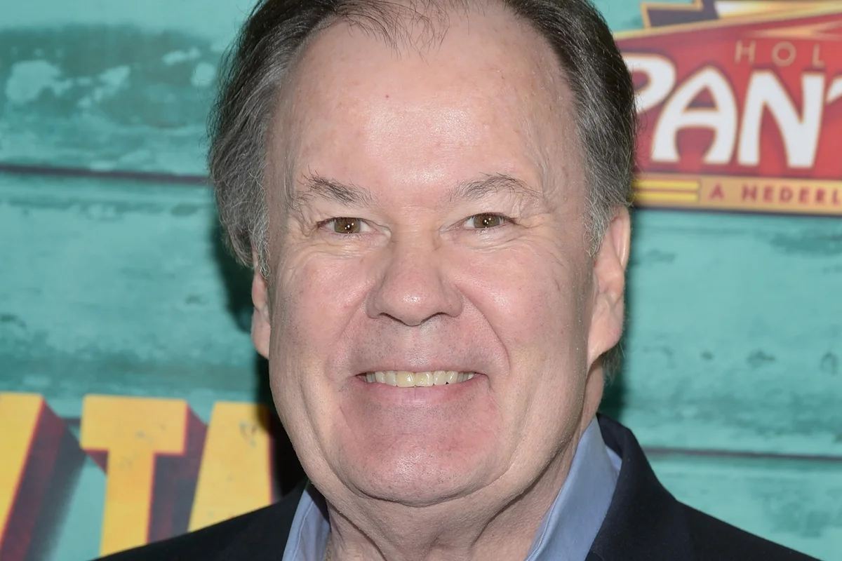 Imagem colorida de Dennis Haskins na estreia de "A Bronx Tale" em Los Angeles, no Pantages Theatre, em 8 de novembro de 2018, em Hollywood - Metrópoles