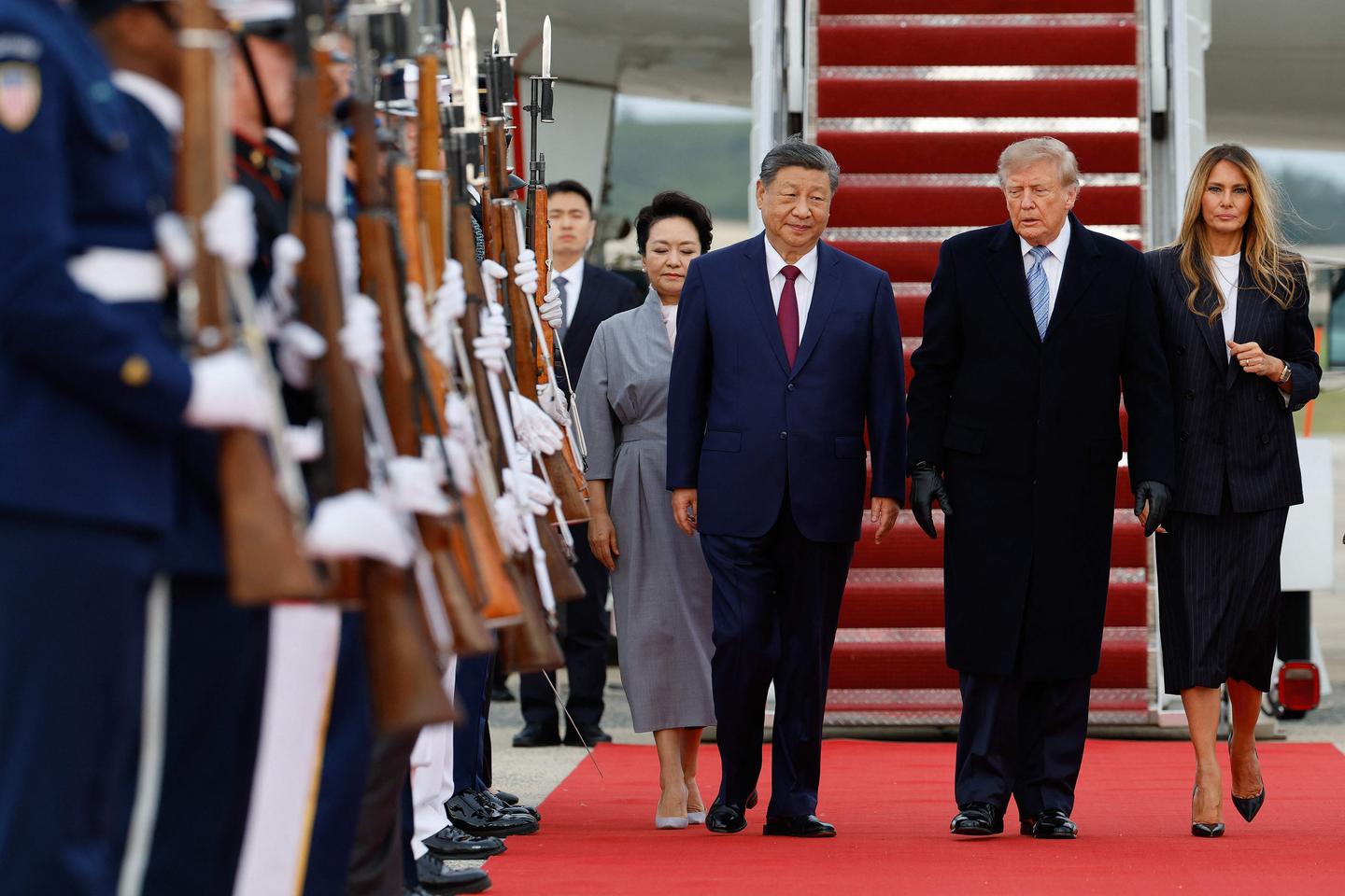 Trump dá a Xi uma rara recepção pessoal no aeroporto