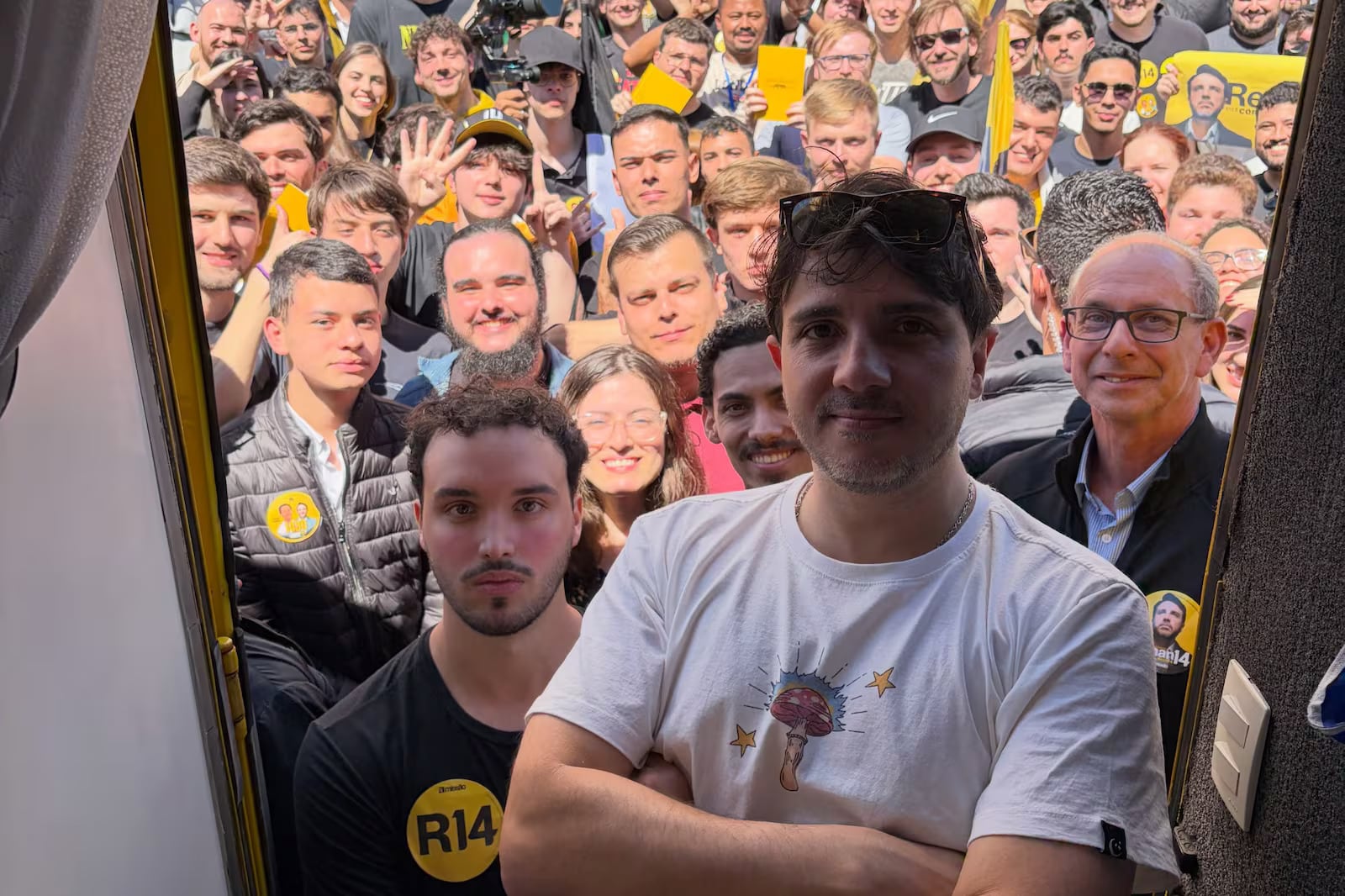 Renan Santos (Novo) tenta encampar estratégia de virar foto a 15 dias das eleições Reprodução/Instagram @renansantosmbl
